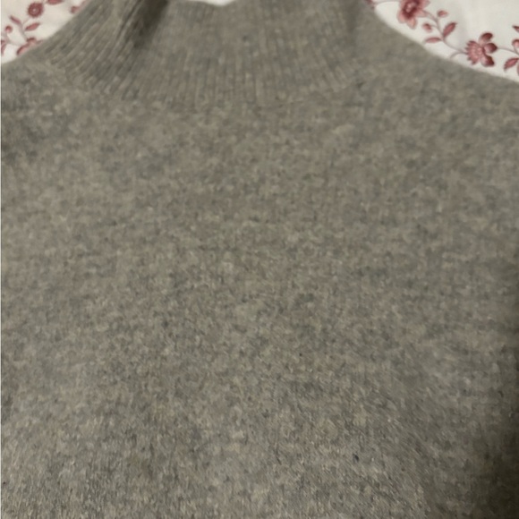 Uniqlo Women's Heather Gray Turtleneck Sweater - Picture 5 of 6